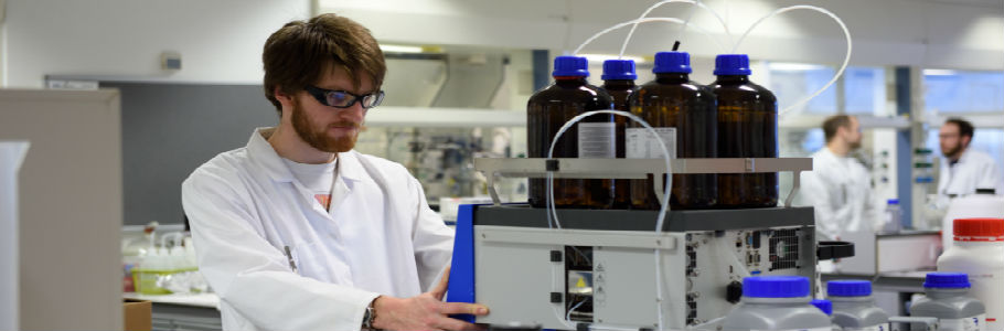 A postgraduate research student using equipment in a synthetic chemistry lab