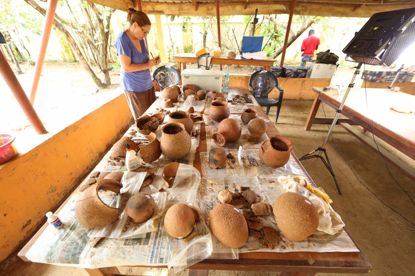 Excavated Nok vessels are cleaned and photographed at the Janjala research station, shown in the picture: Dr Gabriele Franke, Goethe University