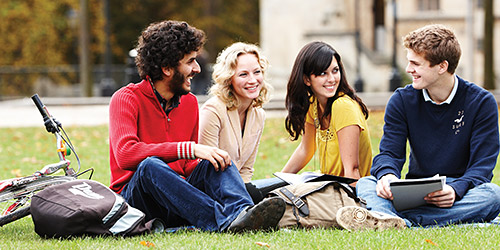 一群学生一起在公园的草地上放松。