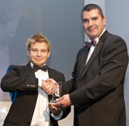 From right to left: Alexey Likhoded receiving his award from Stuart Reid, Chief Engineer at Airbus.