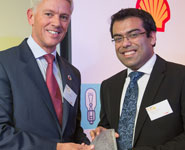 Graham van’t Hoff, Chairman of Shell UK, presents Dr Nithin Thomas with the LiveWIRE 2012 Innovation Award