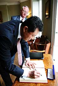 The Ambassador signs the University’s Visitors’ Book