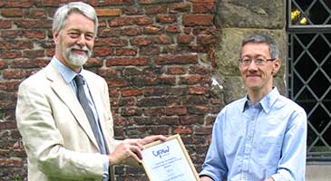 Professor Mike Mendl (right) receives the UFAW Medal from Dr Robert Hubrecht, UFAW Chief Executive, at the UFAW conference held at the York Merchant Adventurers’ Hall on 26 June 