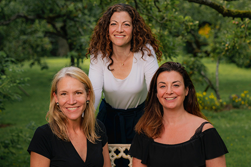 Dr Lucy Selman (back), Dr Lesel Dawson (left) and Aisling Mustan (right) 