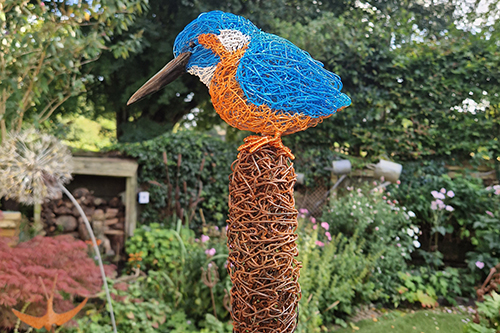 A 3D wire sculpture of a kingfisher