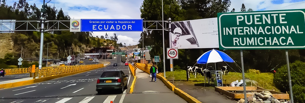 image depicting the border between Ecuador and Columbia with the banner "Welcome to Ecuador"