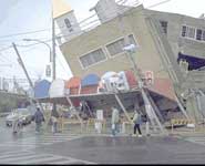 A building following the earthquake in Kobe, 1995