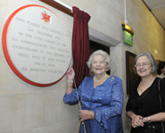 Lady Soames unveiling the commemorative plaque with The Rt Hon. The Baroness Hale of Richmond.