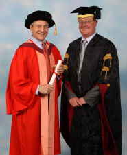Dr Graham Spanier receives his honorary degree from Eric Thomas, the University of Bristol’s Vice-Chancellor