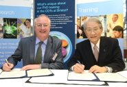 Professor Eric Thomas, Vice Chancellor of the University of Bristol, and Professor Hiroshi Matsumoto, President of Kyoto University, sign a Memorandum of Understanding